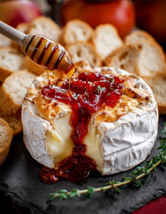 Brie al horno con mermelada de frambuesa "sangrienta" y huesos de hojaldre